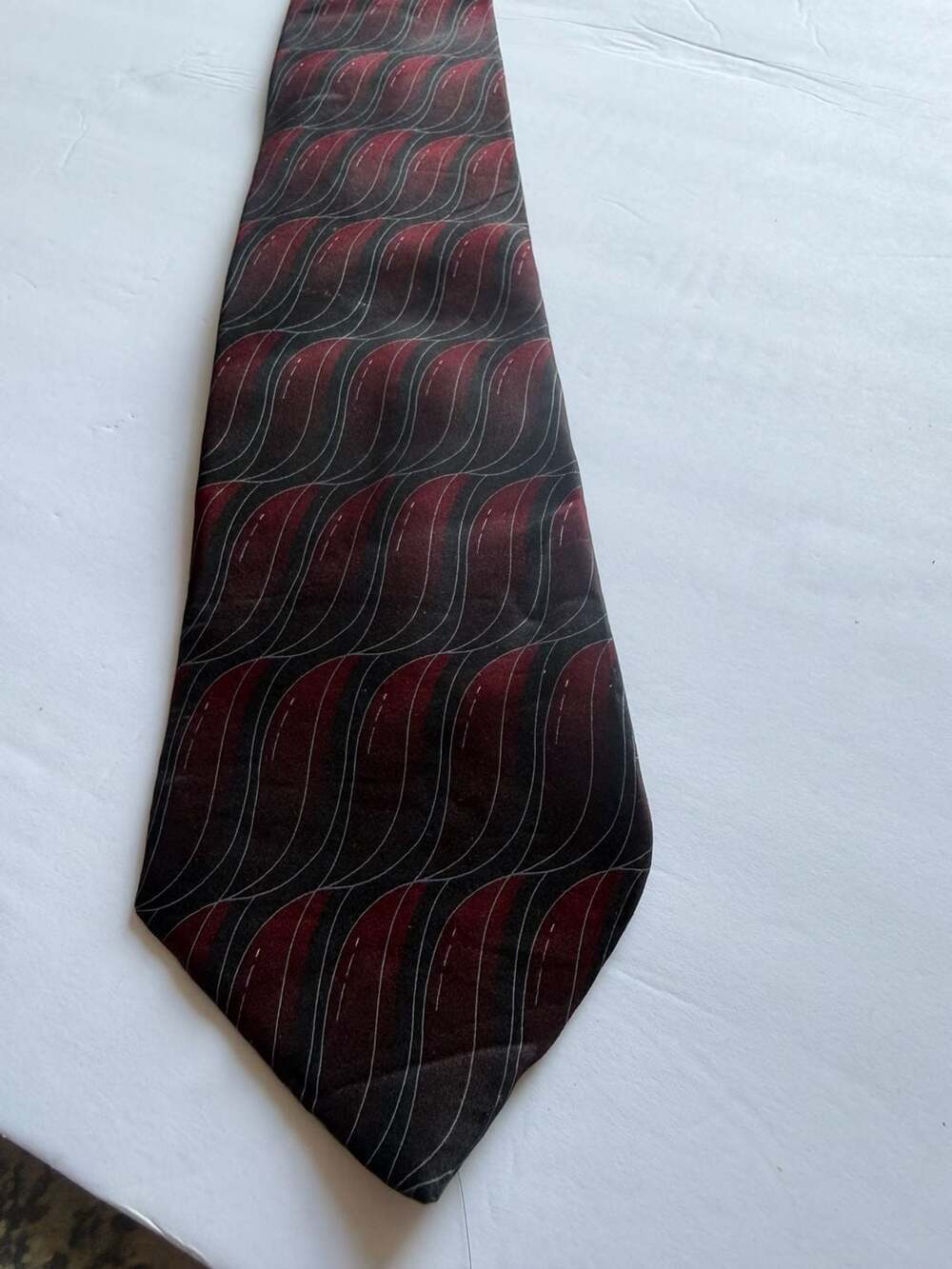 Alexander Julian Colours Men's 100% Silk Necktie with Red and Black Wave Pattern